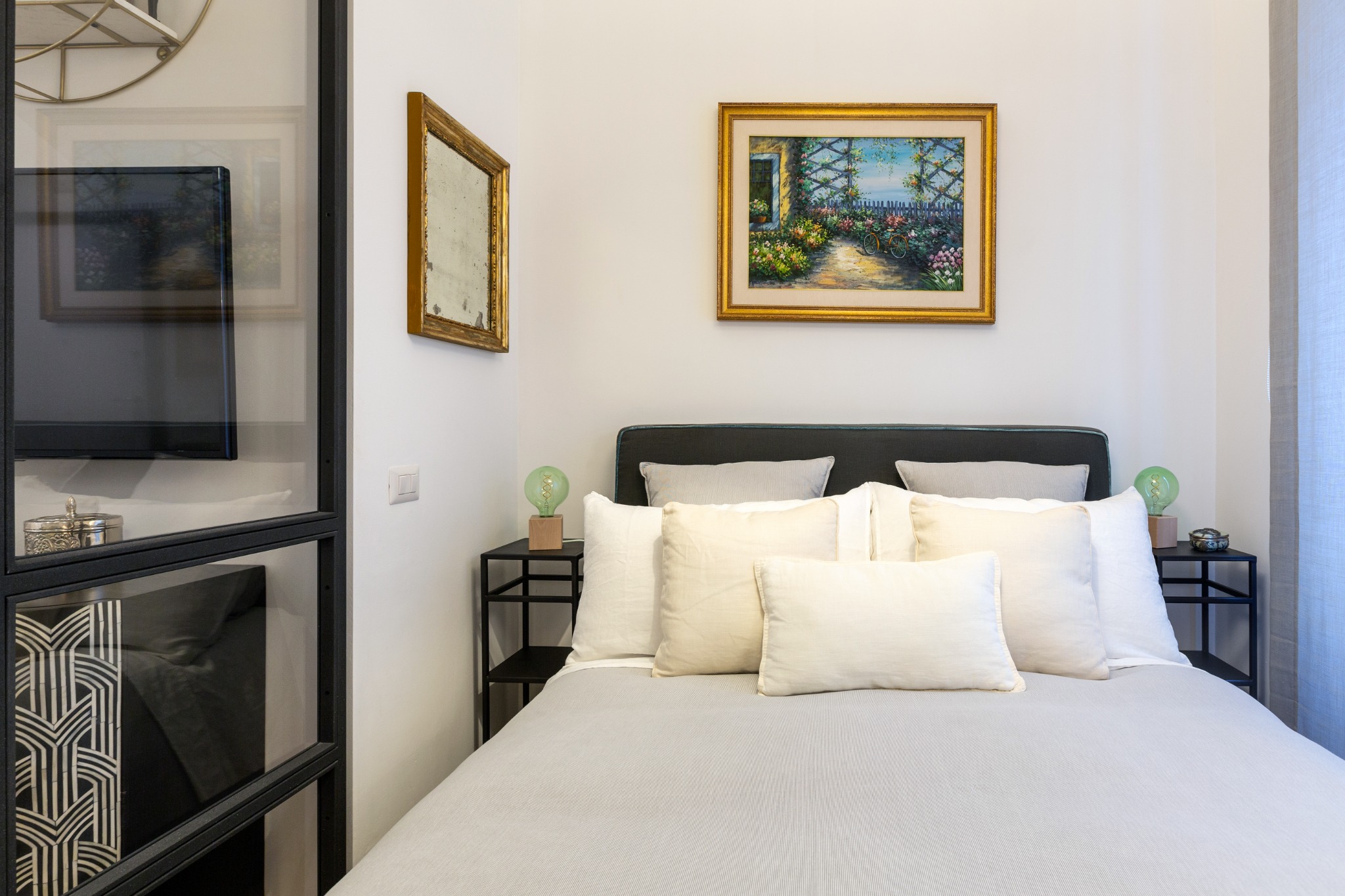 Letto e vetrata divisoria