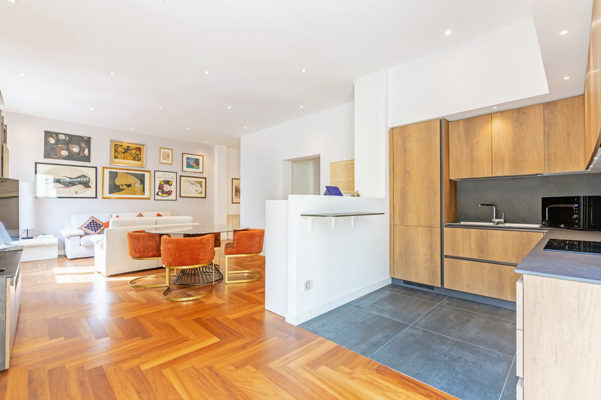 Cucina in legno e parquet a spina