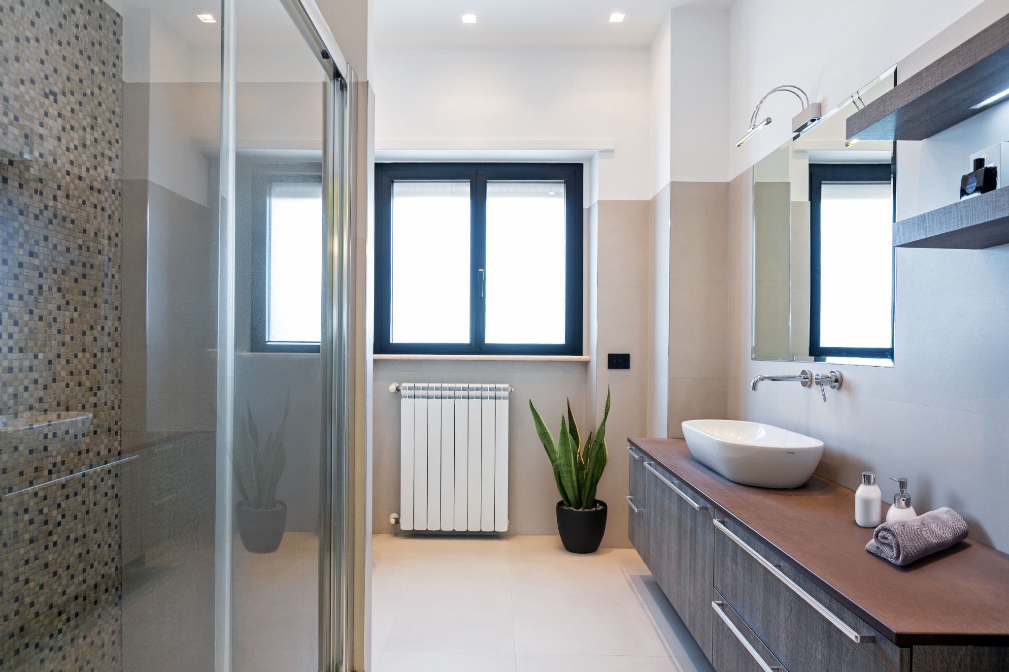 Bagno con mobile lavabo e doccia