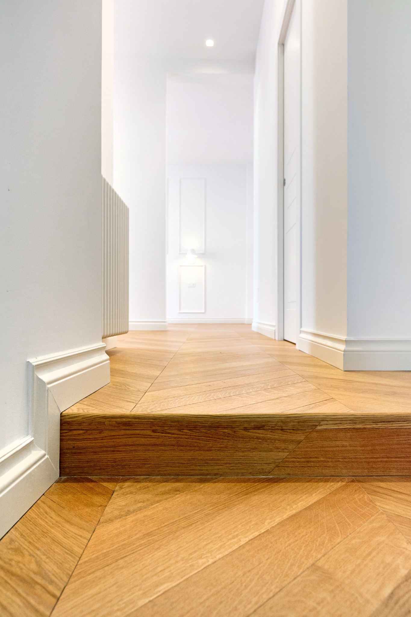 Disimpegno con gradini e continuità del parquet