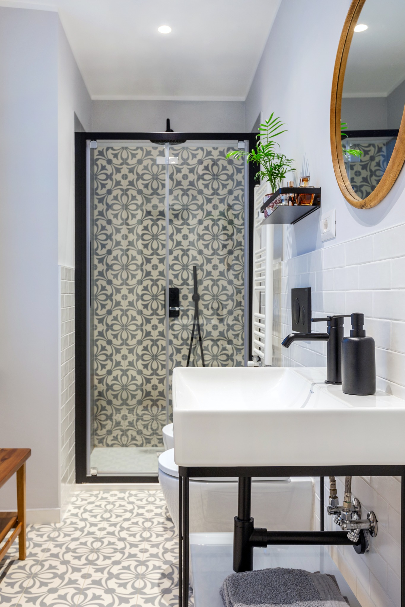 Bagno con lavabo e doccia a motivi geometrici