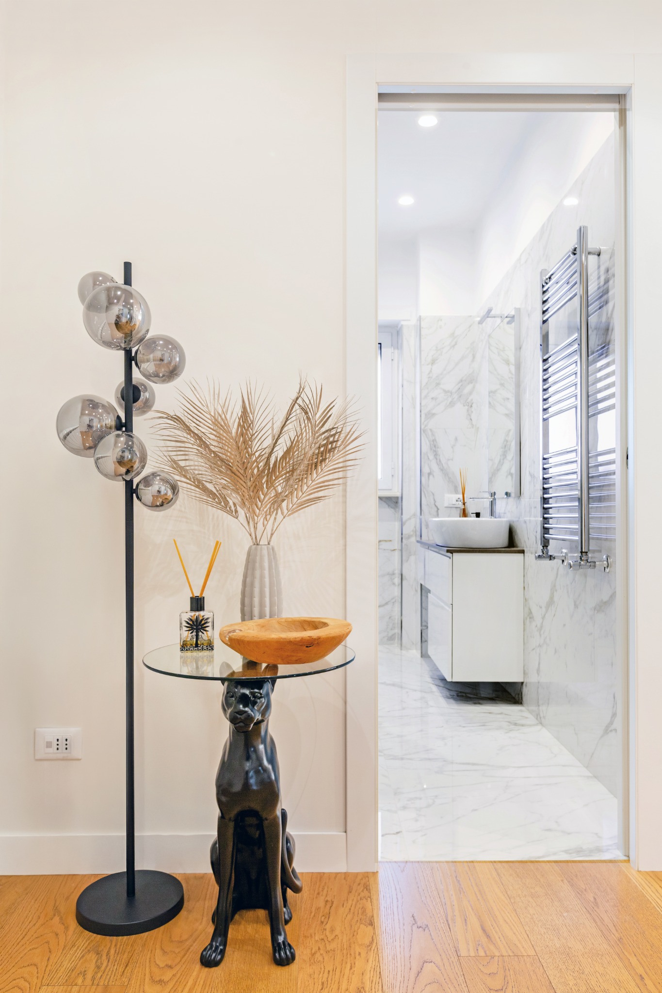 Disimpegno con elementi decorativi e accesso al bagno