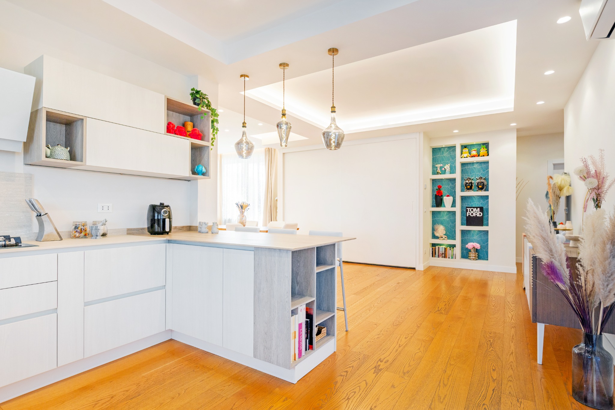 Cucina e nicchie decorative nel disimpegno